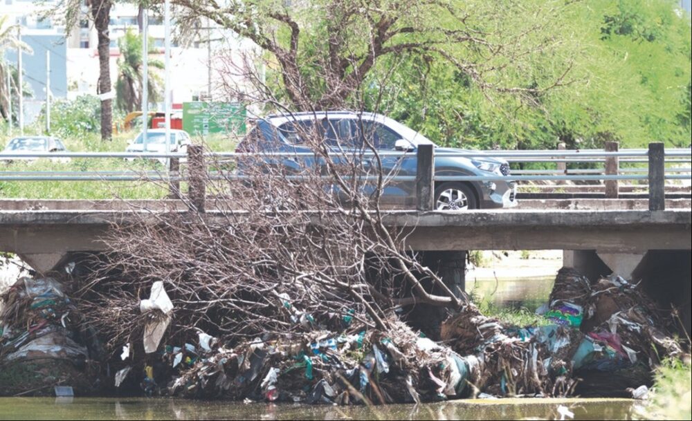 Basura, maleza y sedimento cubren algunos canales de drenaje