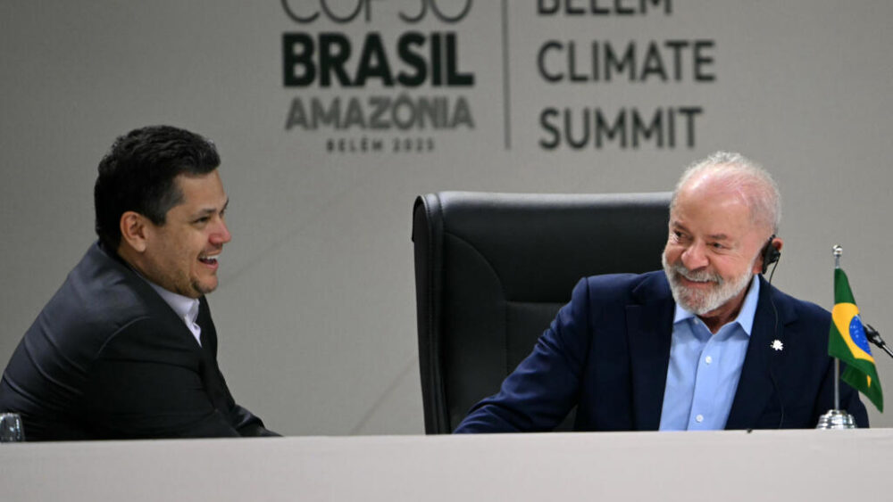 El presidente de Brasil, Luiz Inácio Lula da Silva (drcha.), y el presidente del Senado brasileño, Davi Alcolumbre, durante el plenario general de líderes previo a la COP30, en la ciudad brasileña de Belém, el 6 de noviembre de 2025
