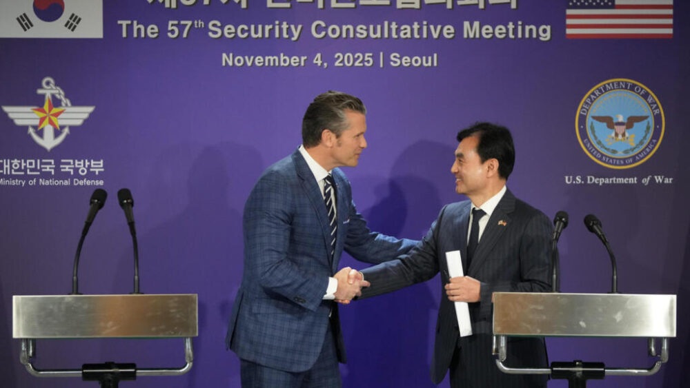 El ministro surcoreano de Defensa, Ahn Gyu-Back (drcha.), estrecha la mano de su homólogo estadounidense, Pete Hegseth, el 4 de noviembre de 2025 en Seúl