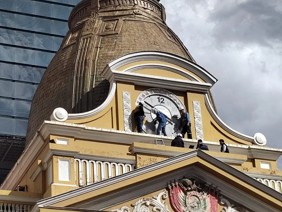 Los trabajadores modifican el reloj del legislativo. FOTO: Diego Gonzales / Visión 360