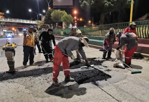 Posesión presidencial: cuadrillas de obreros de El Alto realizan mantenimiento en el ingreso y la salida del aeropuerto
