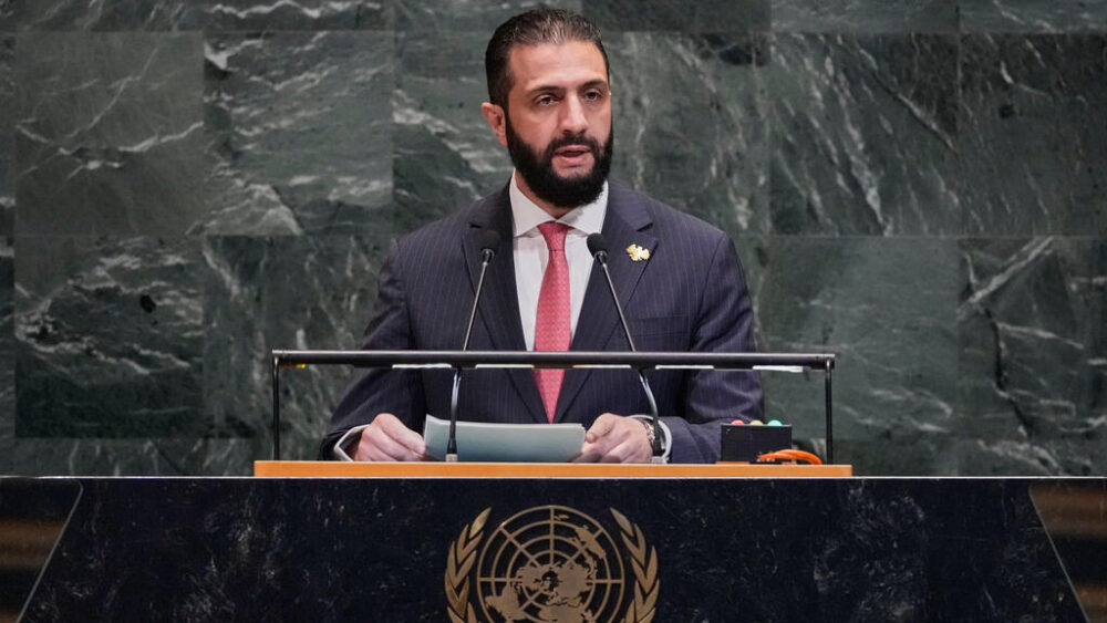 El presidente sirio Ahmed al Sharaa en la tribuna durante la 80° Asamblea General de las Naciones Unidas, en Nueva York, el 23 de septiembre de 2025.