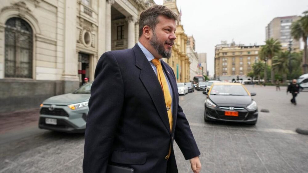 El candidato presidencial Johannes Kaiser, del Partido Libertario Nacional, llega a un servicio religioso en la catedral de Santiago de Chile, el 6 de noviembre de 2025.