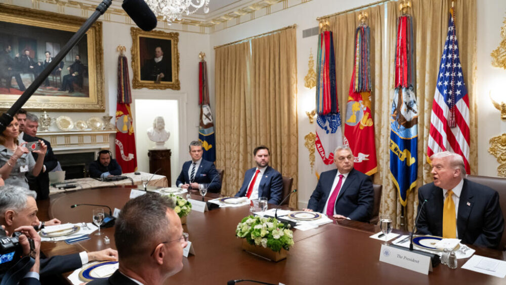 El presidente de Estados Unidos, Donald Trump (drcha.), sentado junto al primer ministro de Hungría, Viktor Orban, el 7 de noviembre de 2025 en la Casa Blanca, en Washington