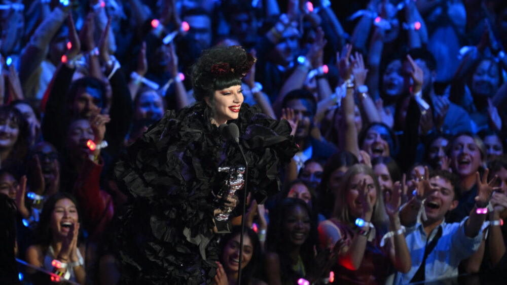 La cantante y compositora estadounidense Lady Gaga recoge el Premio a la Artista del Año MTV Video Music el 7 de septiembre de 2025 en Elmont, Nueva York (EEUU)