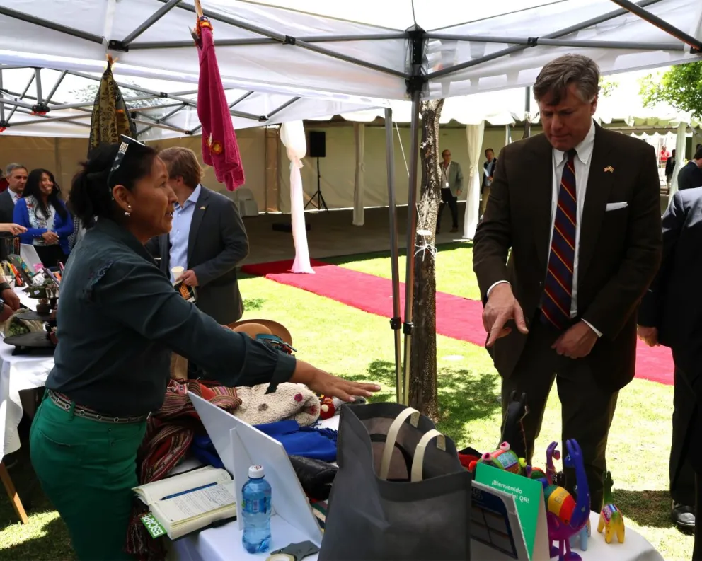 Christopher Landau observa productos. FOTO: Embajada de Estados Unidos