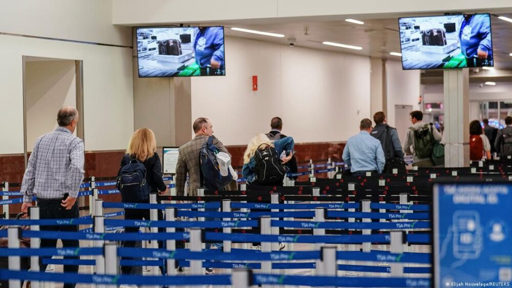 Una fila de pasajeros espera en el aeropuerto Internacional Hartsfield-Jackson de Atlanta, el viernes (06.11.2025). Una fila de pasajeros espera en el aeropuerto Internacional Hartsfield-Jackson de Atlanta, el viernes (06.11.2025).