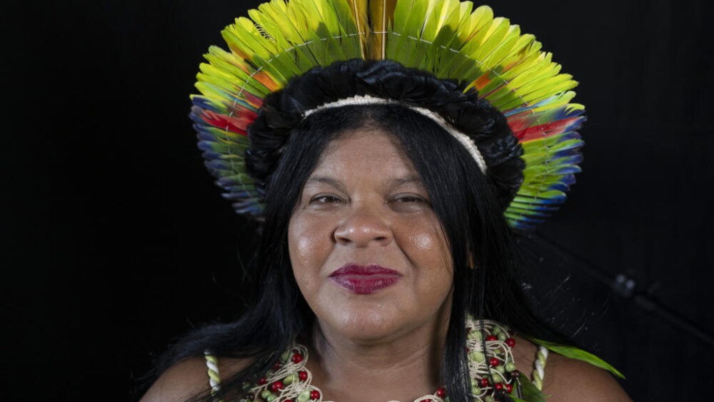 La ministra de los Pueblos Indígenas de Brasil, Sonia Guajajara, posa durante una sesión fotográfica con la AFP en Belém, Brasil, el 7 de noviembre de 2025