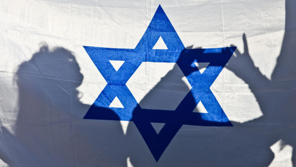 Unos mexicanos judíos muestran su apoyo a una ofensiva militar israelí en la Franja de Gaza, el 9 de enero de 2009 frente a la embajada de Israel en Ciudad de México