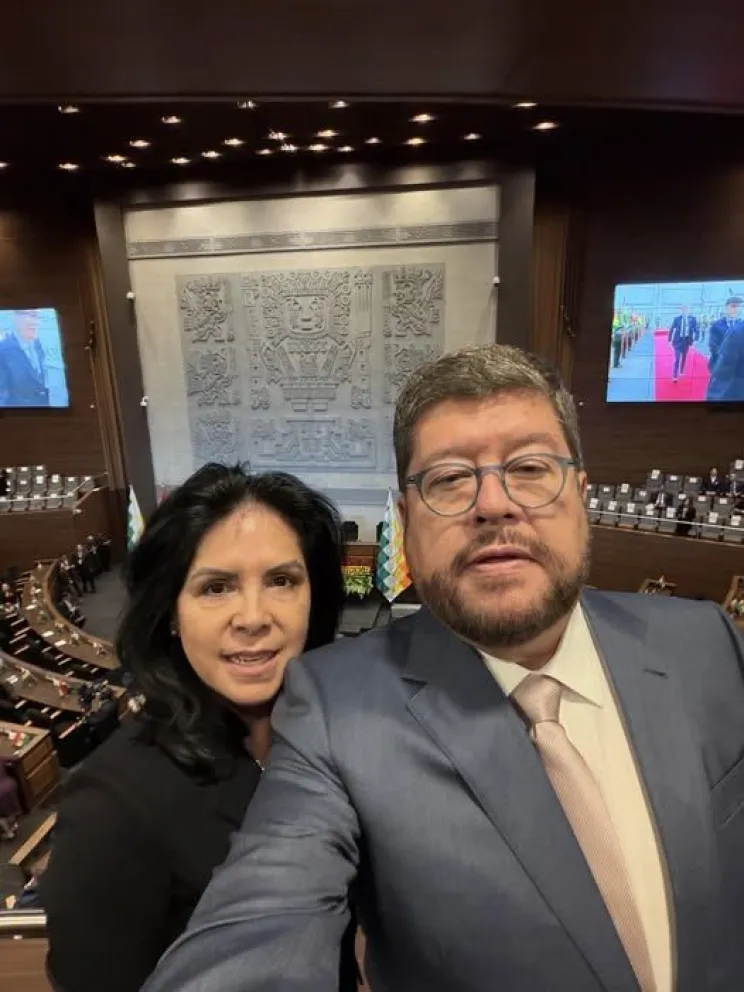 Samuel Doria Medina junto a su esposa, minutos antes de la transmisión de mando hoy. Foto: redes sociales Samuel Doria Medina.