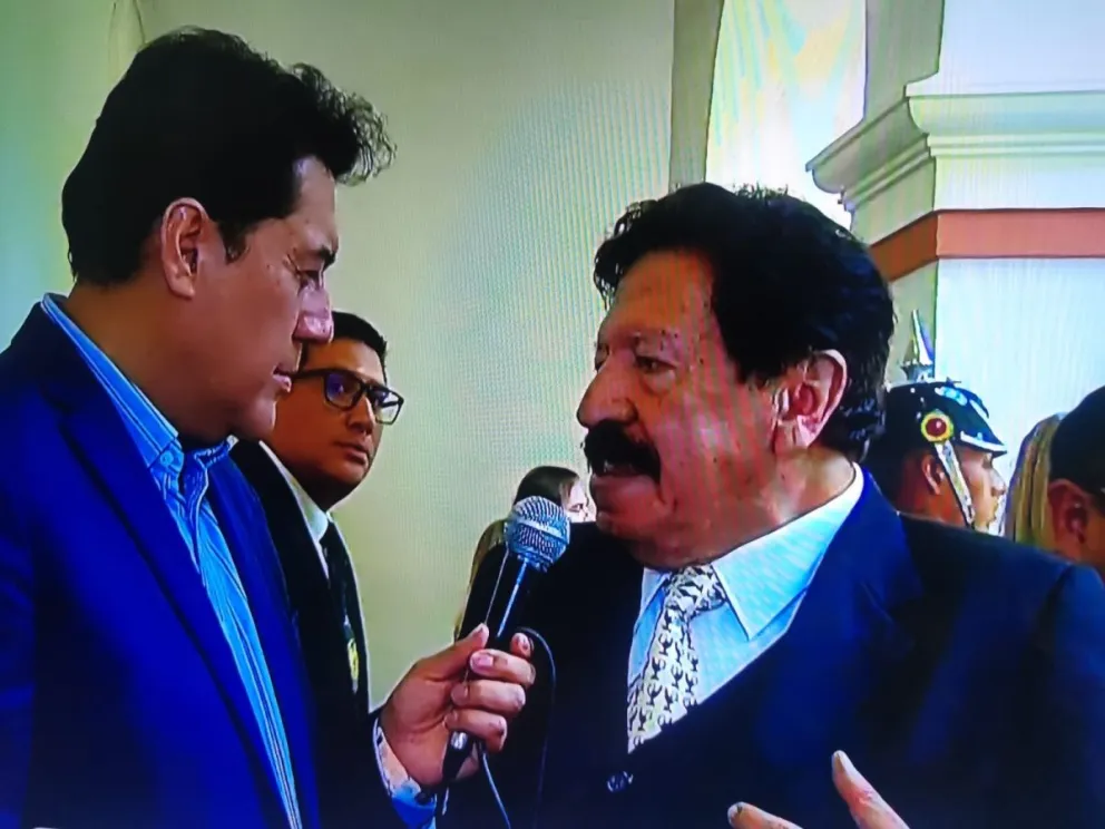 Oscar Eid Franco este sábado en Palacio de Gobierno, entrevistado por el periodista Andrés Rojas. Foto: captura Bolivia TV.