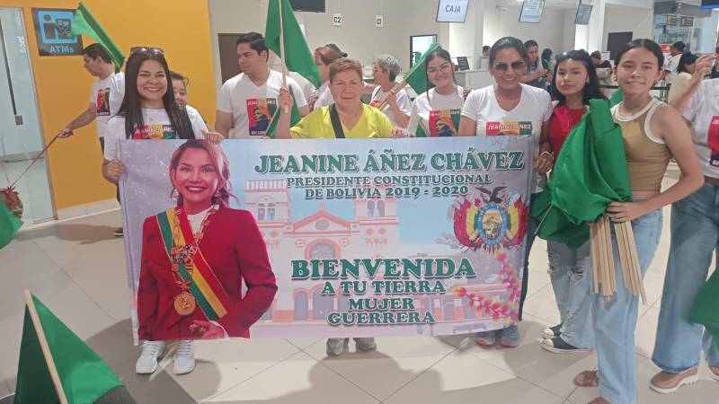 Las personas se dieron cita en el aeropuerto para recibir a Añez. Las personas se dieron cita en el aeropuerto para recibir a Añez.