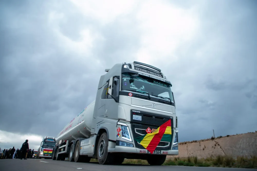 El convoy de cisternas con combustible que llegó el domingo a El Alto. Foto: Ministerio de Hidrocarburos.