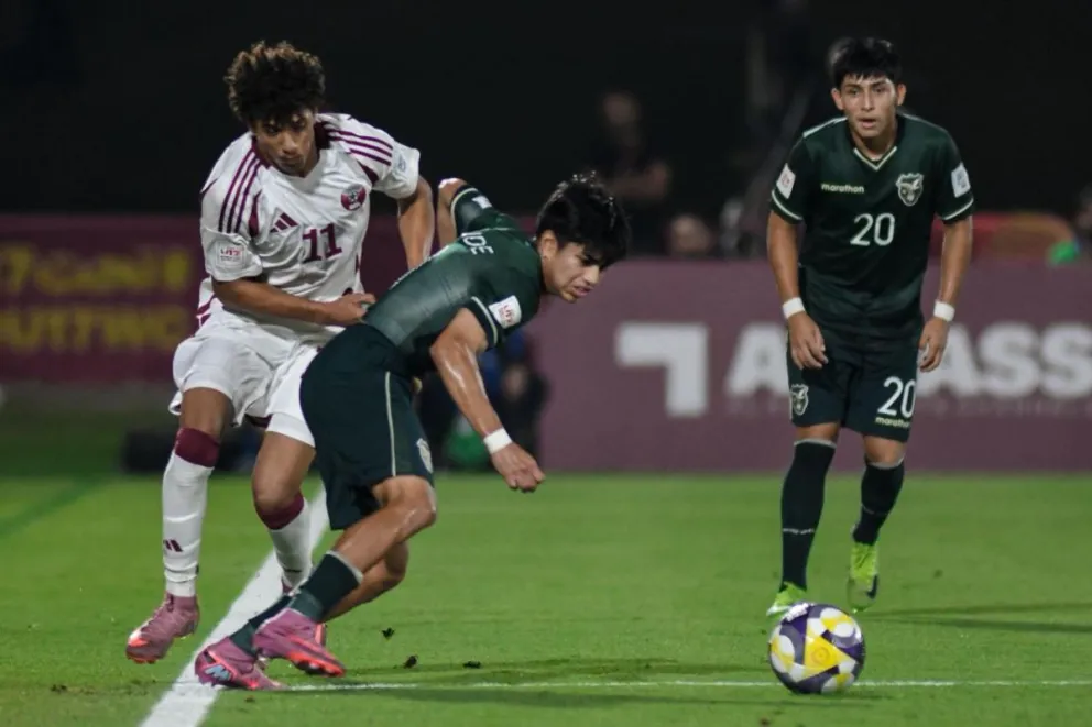 Jesús Maraude, el más desequilibrante de Bolivia, supera a un contrincante. Foto: FBF.