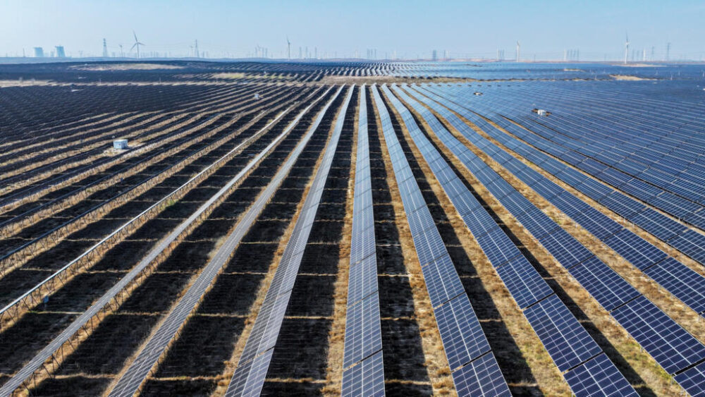 China es el mayor emisor de gases de efecto invernadero, pero también está instalando más fuentes de energía renovable que cualquier otro país.