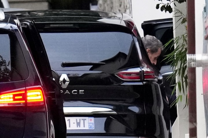Sarkozy llega a su casa tras salir de prisión. Foto: AP 