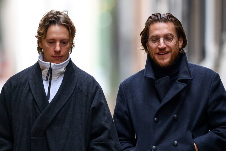 Jean y Pierre Sarkozy, los hijos de Nicolas Sarkozy, en la puerta de la casa de su padre. Foto: Reuters