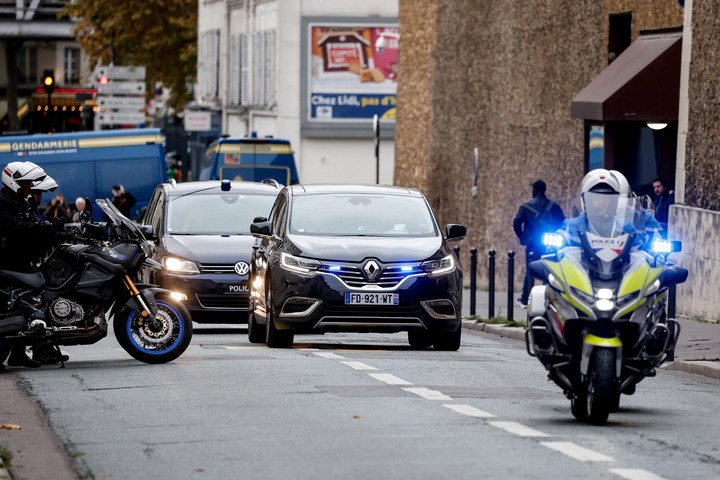 Sarkozy es trasladado a su hogar tras salir de prisión. Foto: Reuters