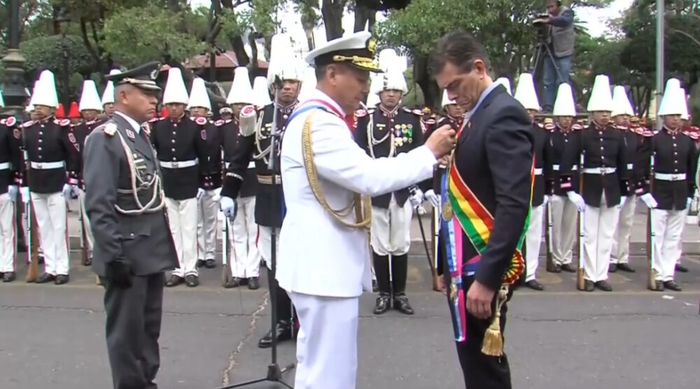 Paz es reconocido como capitán general de las FFAA y recibe la Gran Cruz de la Orden y la Medalla del Bicentenario