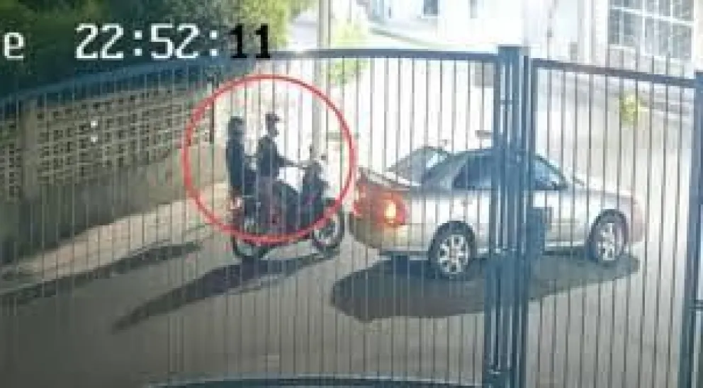 El momento en el que el juez fue asesinado por dos sicarios, el viernes pasado. Foto: Captura