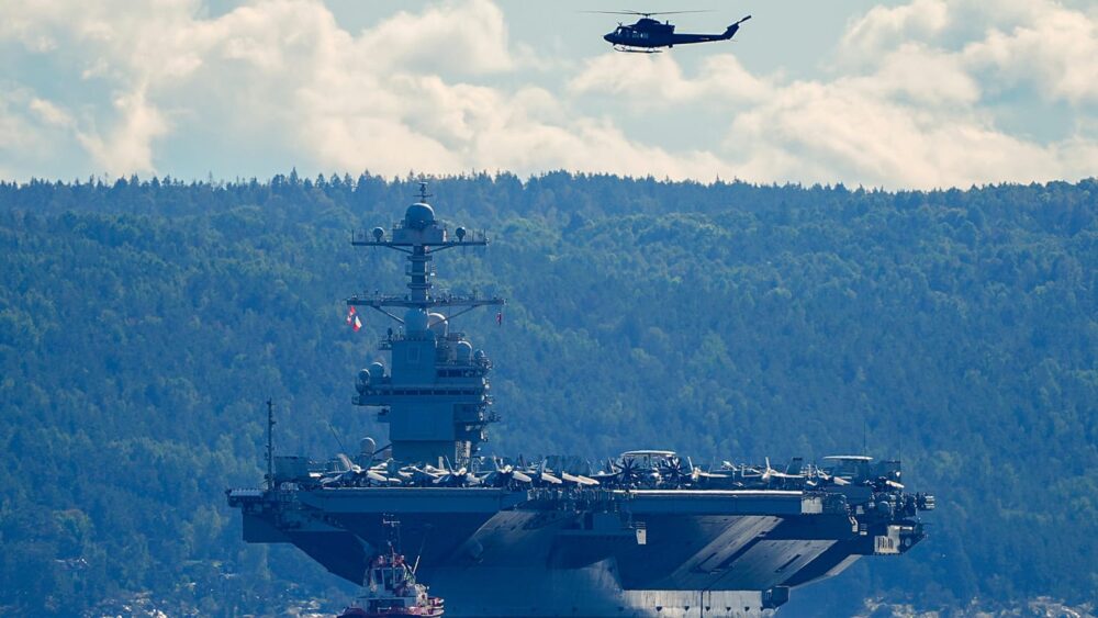 El portaaviones estadounidense USS Gerald R. Ford saliendo del fiordo de Oslo en Nesodden y Bygdøy, Oslo, Noruega, miércoles 17 de septiembre de 2025.
