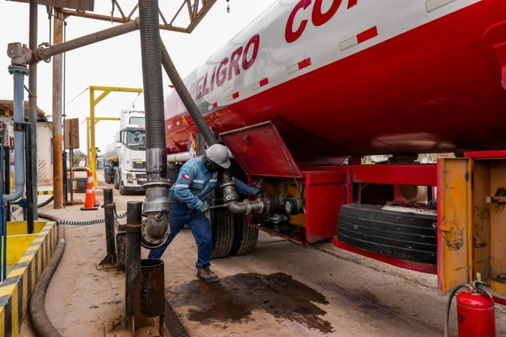 Una cisterna descarga combustible en una estación de servicio. Foto: MHE