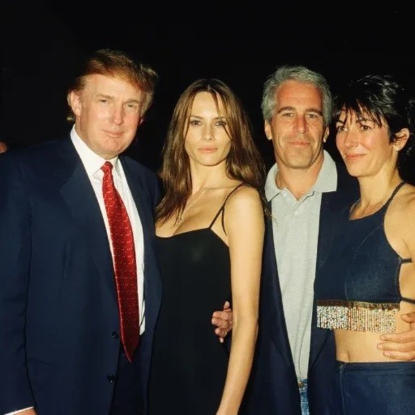 De izq. a der.: Trump y su novia (y futura esposa), la exmodelo Melania Knauss, Epstein y Maxwell posan juntos en el club Mar-a-Lago. Foto: Davidoff Studios