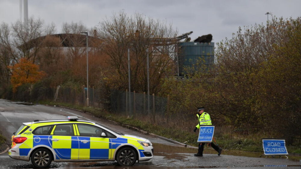 Un policía corta una carretera cerca de la ciudad inglesa de Bristol el 4 de diciembre de 2020