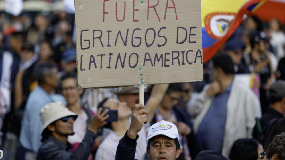 Un manifestante muestra un cartel contra la presencia de Estados Unidos en Latinoamérica el 24 de octubre de 2025 en Bogotá