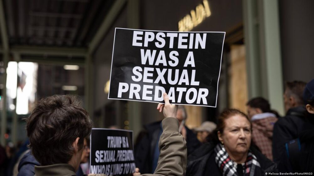 Como parte de la Jornada de Acción "Expongamos los Archivos Epstein" en Nueva York, activistas exigen al presidente Donald Trump que publique todos los archivos de Epstein, pidiendo total transparencia y rendición de cuentas. "Epstein era un depredador sexual", se lee en un cartel. Como parte de la Jornada de Acción "Expongamos los Archivos Epstein" en Nueva York, activistas exigen al presidente Donald Trump que publique todos los archivos de Epstein, pidiendo total transparencia y rendición de cuentas. "Epstein era un depredador sexual", se lee en un cartel.