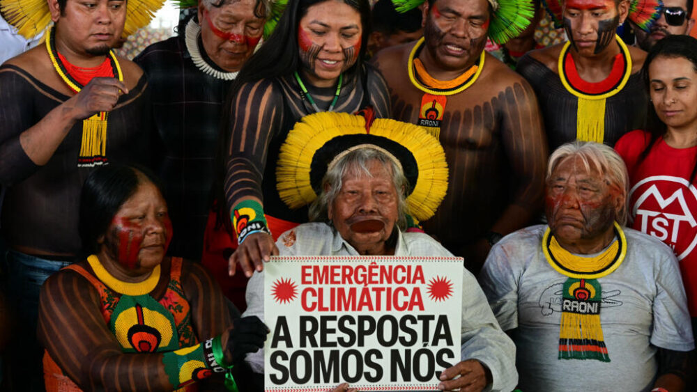 El cacique brasileño Raoni Metuktire sostiene un cartel que dice "Emergencia climática. La respuesta somos nosotros" durante una rueda de prensa en el marco de una protesta en decenas de barcos durante la COP30 en Belém, Brasil, el 12 de noviembre de 2025