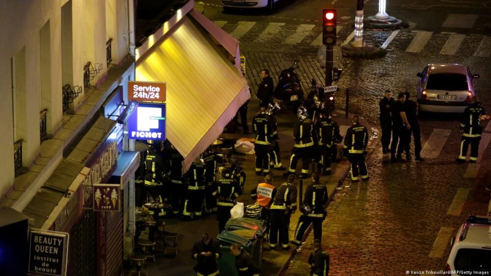 La Policía en el exterior de un restaurante atacado en el distrito 10 de la capital francesa, París, el 13 de noviembre de 2015.
