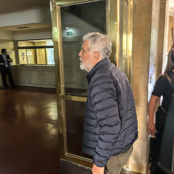 Julio De Vido ingresa a Comodoro Py para quedar detenido. Foto Federico Lopez Claro