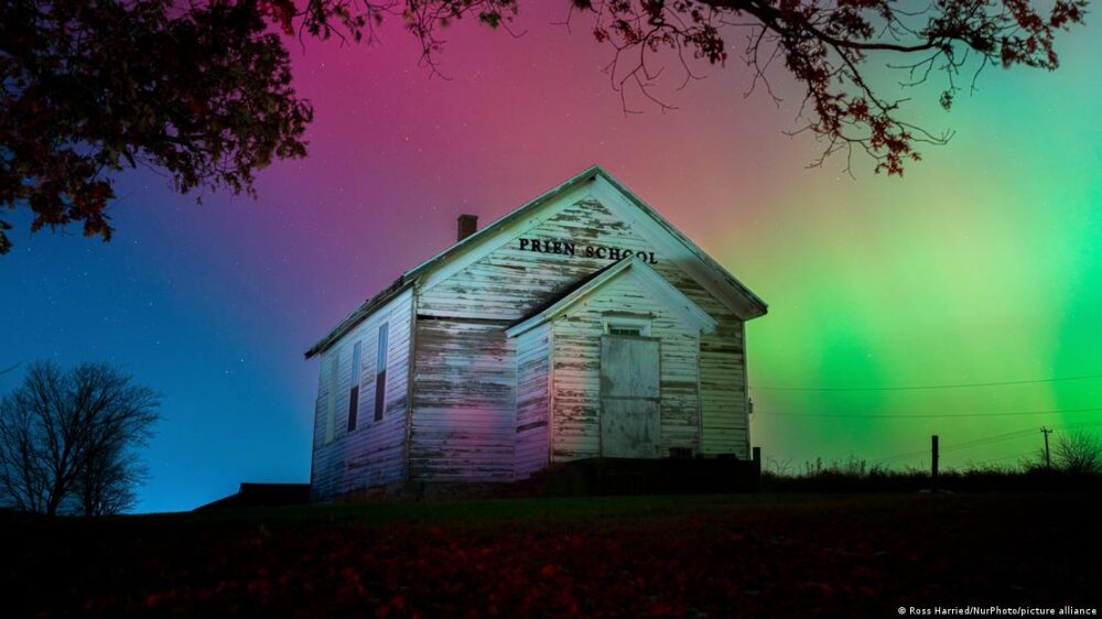 La aurora boreal iluminó el cielo nocturno sobre Monroe, Wisconsin. (11.11.2025)
