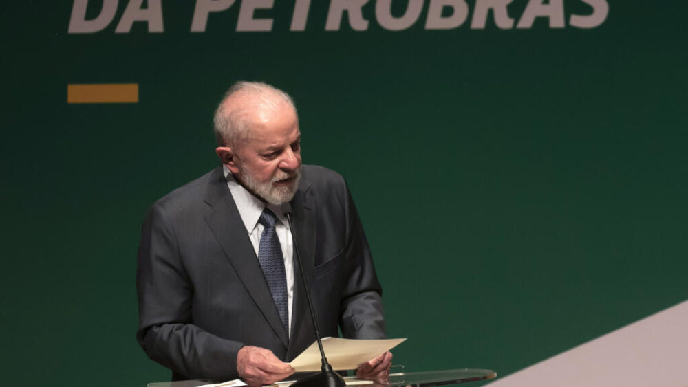 El presidente de Brasil, Luiz Inácio Lula da Silva, habla durante la ceremonia de investidura del nuevo presidente de la petrolera estatal Petrobras, en Río de Janeiro, Brasil, el miércoles 19 de junio de 2024. (AP Photo/Bruna Prado)
