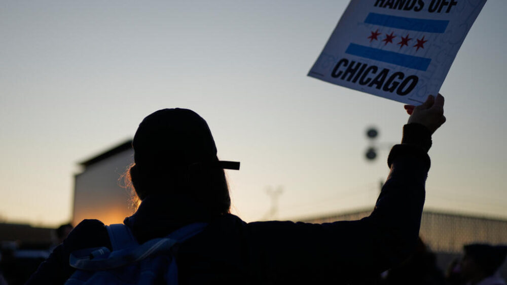 "No toquen Chicago": manifestante frente a las instalaciones del Servicio de Inmigración ICE en el suburbio de Broadview, Illinois, Chicago, el viernes 31 de octubre de 2025.