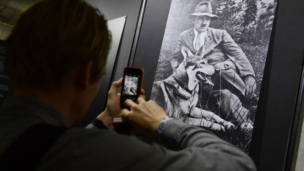 Una fotografía de Adolf Hitler con su perro en una exposición en Berlín en 2016