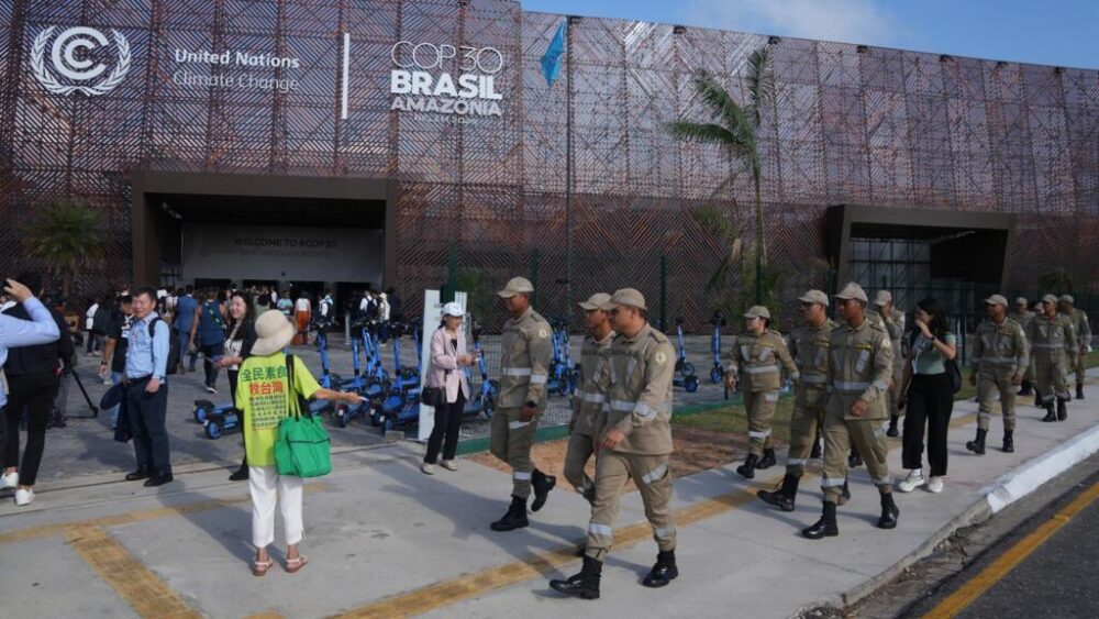 Bomberos brasileños caminan fuera de la sede de la Cumbre Climática COP30 de la ONU, el lunes 10 de noviembre de 2025, en Belém, Brasil. (Foto AP/Fernando Llano)