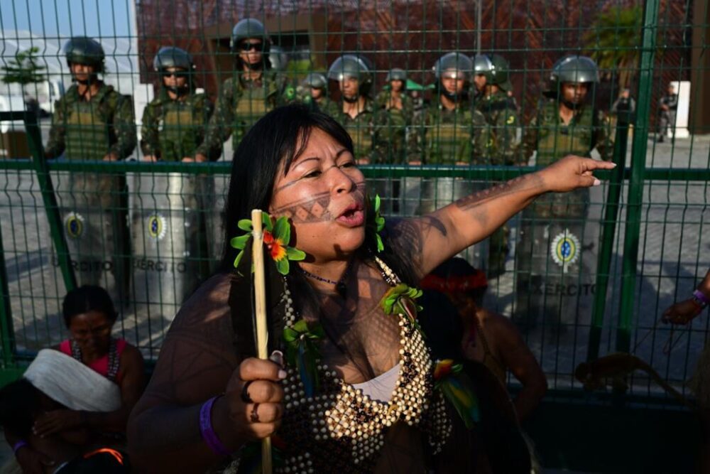 Alessandra Koran, miembro del movimiento Munduruku Ipereg Ayu movement, habla durante una protesta de indígenas que bloqueó la entrada principal a la conferencia climática de la ONU COP30, en Belém, Brasil
