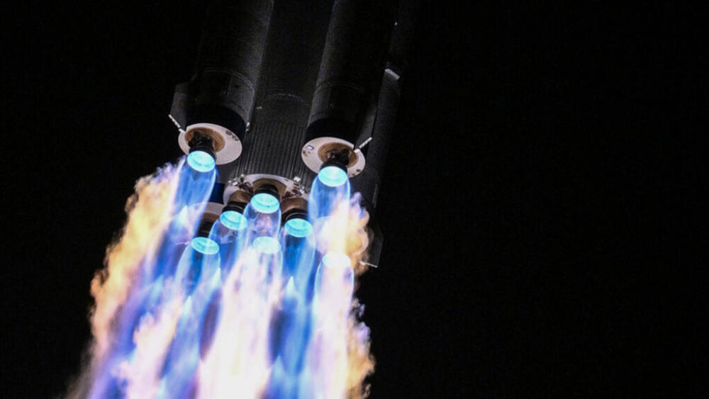 Un cohete propulsor con la nave espacial Shenzhou-21 despega del centro de lanzamiento de Jiuquan, en el desierto del Gobi, el 31 de octubre de 2025 al noroeste de China