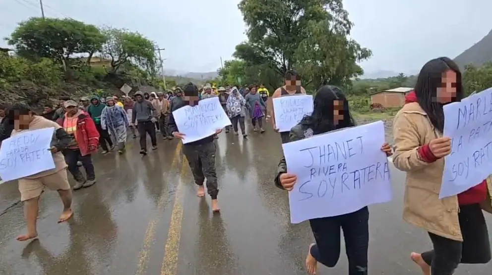 En Pojo, cinco personas sindicadas de robos caminan descalzas y con letreros de "Soy ratero". PRODUCCIONES POJEÑITO