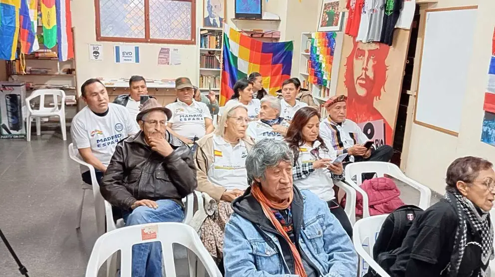 Bolivianos residentes en España se inscriben en Evo Pueblo. RKC