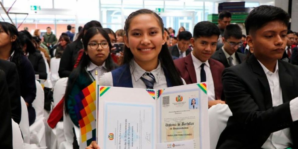 Estudiantes destacados recibirán el Bono Bachiller de 1.000 Bs Estudiantes destacados recibirán el Bono Bachiller de 1.000 Bs