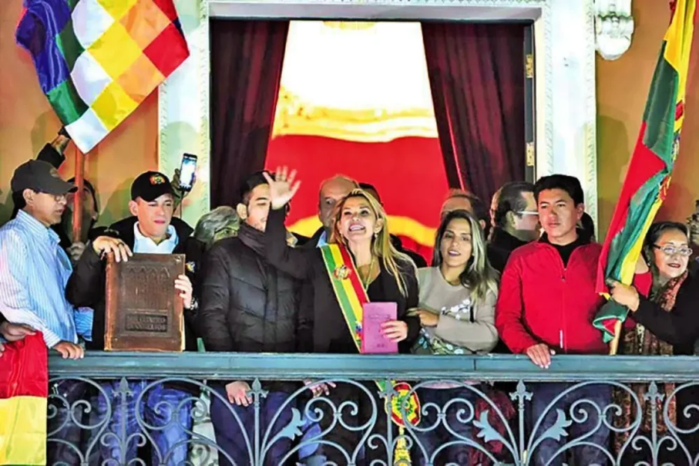 Jeanine Áñez junto a Luis Fernando Camacho y Marco Pumari y otros, el 12 de noviembre de 2019, en el balcón del Palacio Quemado. Foto: Archivo La Razón