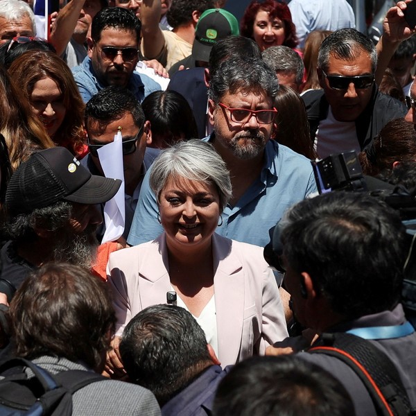 Jeannette Jara votó este domingo en la comuna de Conchalí, en Santiago. Foto: Reuters