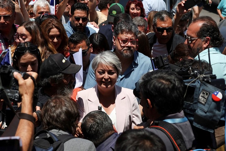Jeannette Jara votó este domingo en la comuna de Conchalí, en Santiago. Foto: Reuters