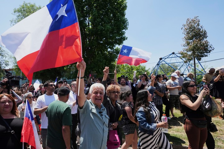 Seguidores de Jeannette Jara, frente a la escuela donde votó este domingo, en un barrio de Santiago, Chile. Foto: AP