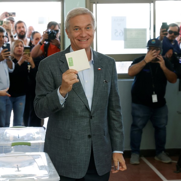 José Antonio Kast, con la boleta electoral este domingo, en Paine, Chile. Foto: EFE