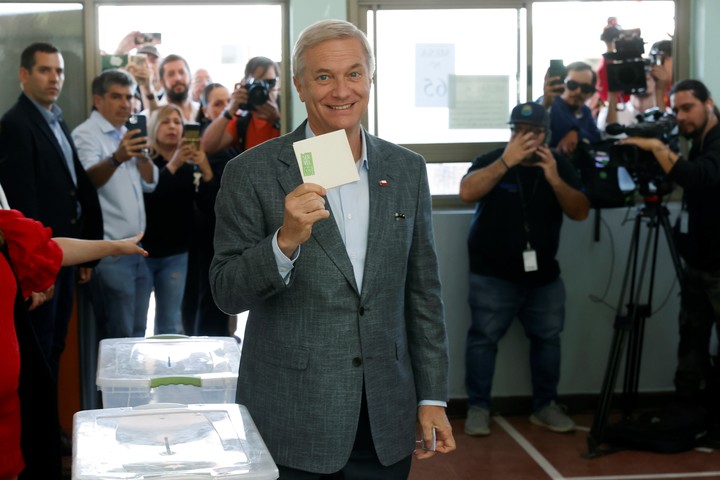 José Antonio Kast, con la boleta electoral este domingo, en Paine, Chile. Foto: EFE