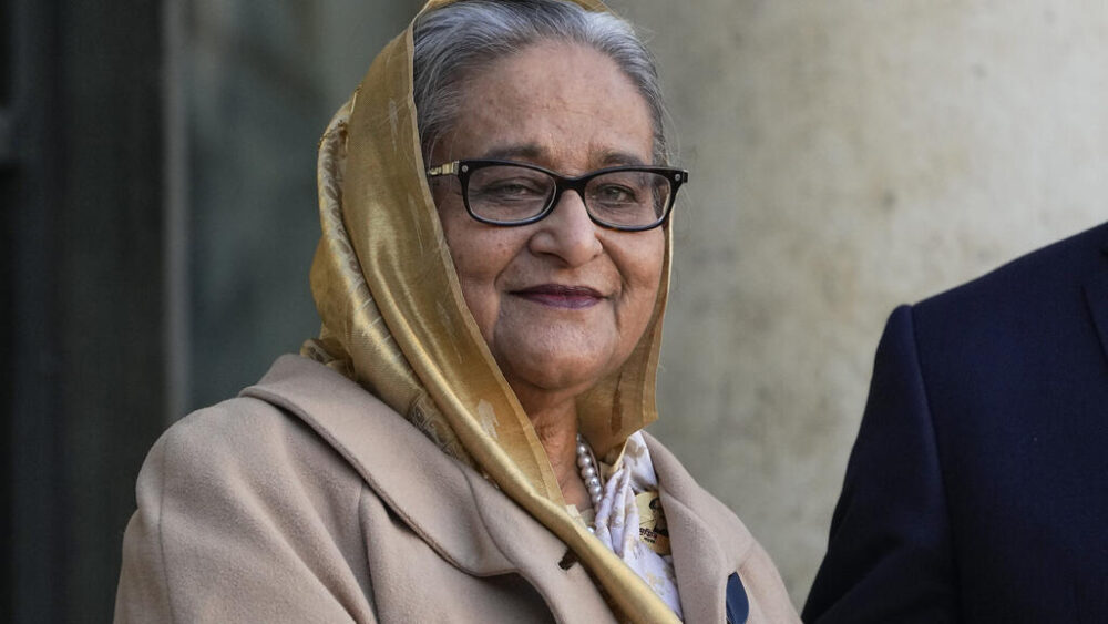 La entonces primera ministra de Bangladés Sheikh Hasina Wazed, llega al Palacio del Elíseo en París, el 9 de noviembre de 2021, para reunirse con el presidente francés Emmanuel Macron para mantener conversaciones bilaterales al margen de la cumbre del Foro de la Paz de París.